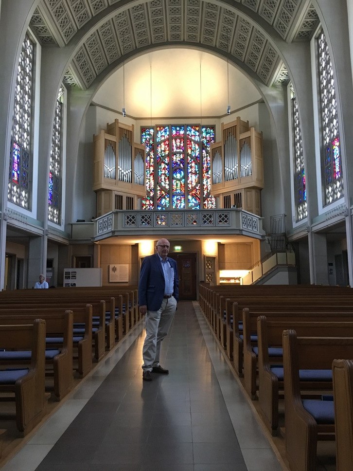 Bernhardt Edskes bij zijn orgel in Dübendorf